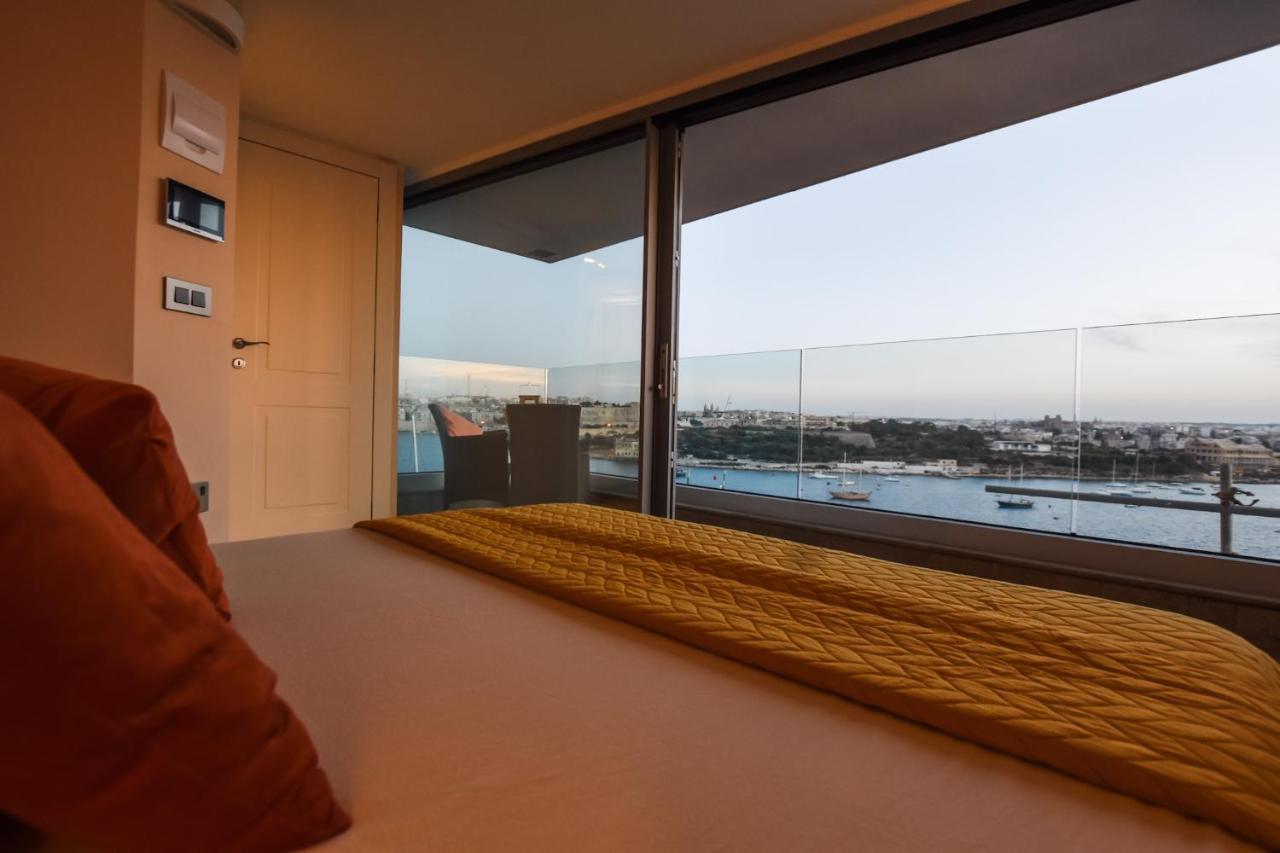 Unique Seafront Triplex Penthouse With Panoramic Bedroom & Rooftop Jacuzzi Overlooking Valletta Sliema Ngoại thất bức ảnh