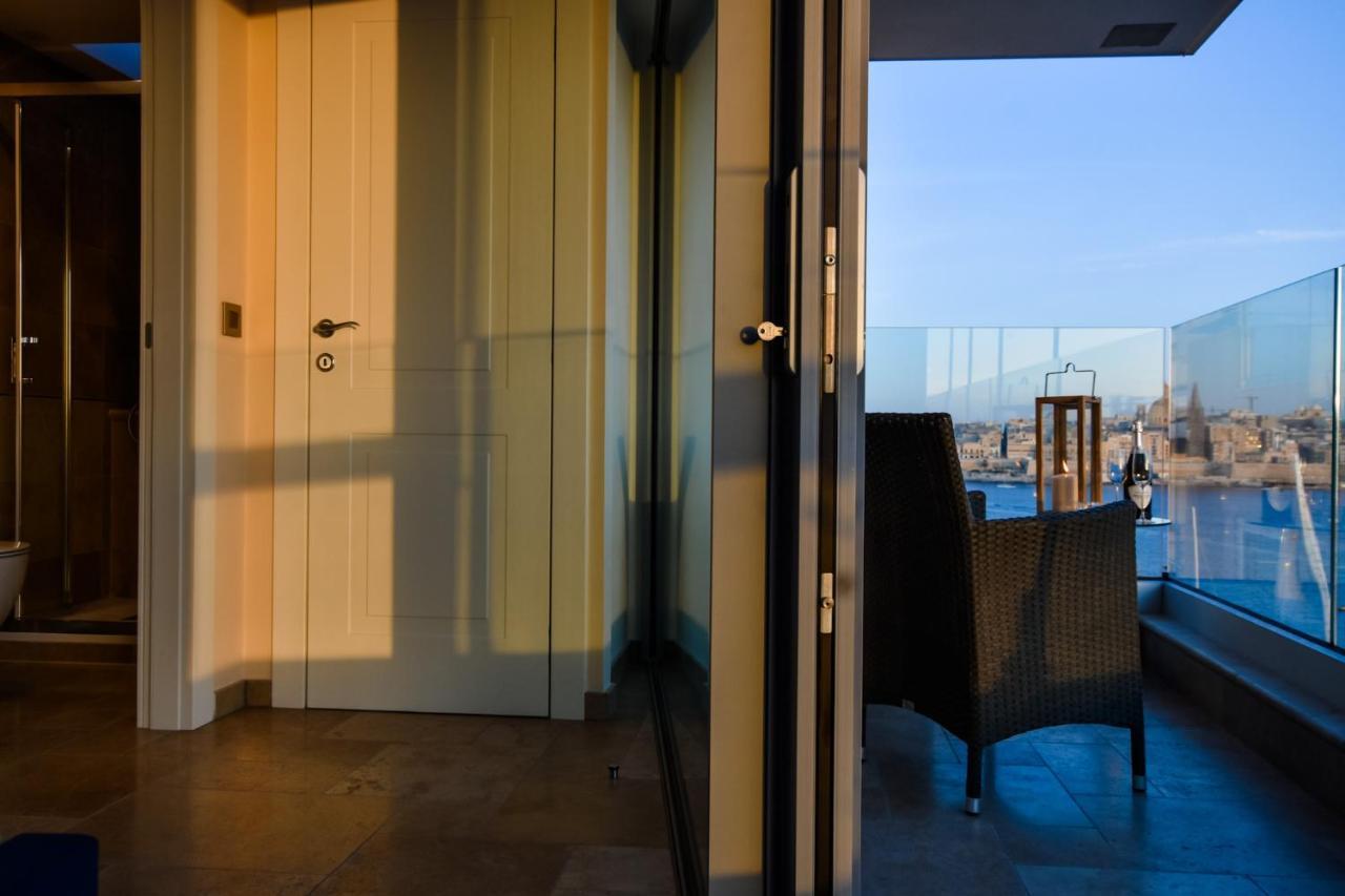 Unique Seafront Triplex Penthouse With Panoramic Bedroom & Rooftop Jacuzzi Overlooking Valletta Sliema Ngoại thất bức ảnh