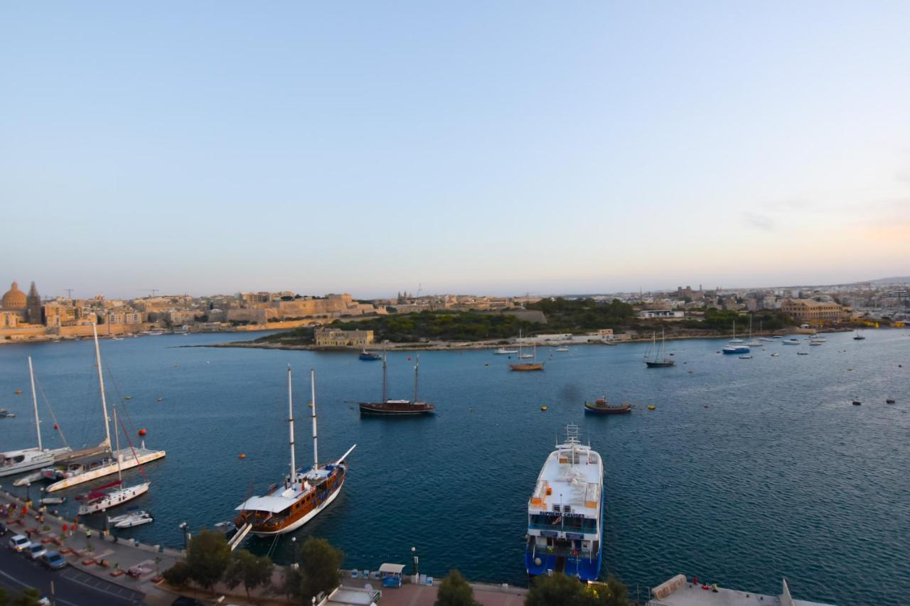 Unique Seafront Triplex Penthouse With Panoramic Bedroom & Rooftop Jacuzzi Overlooking Valletta Sliema Ngoại thất bức ảnh