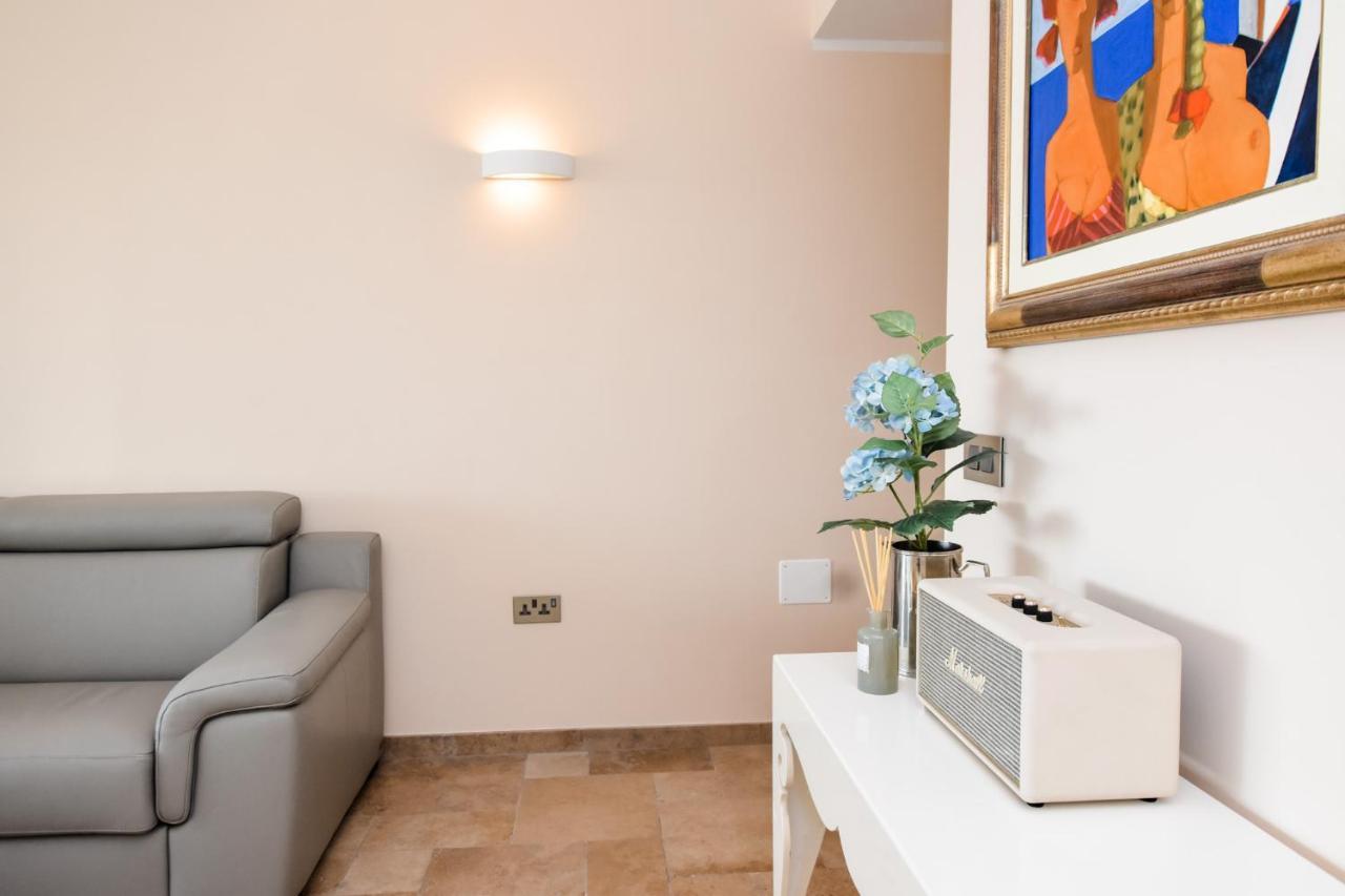 Unique Seafront Triplex Penthouse With Panoramic Bedroom & Rooftop Jacuzzi Overlooking Valletta Sliema Ngoại thất bức ảnh
