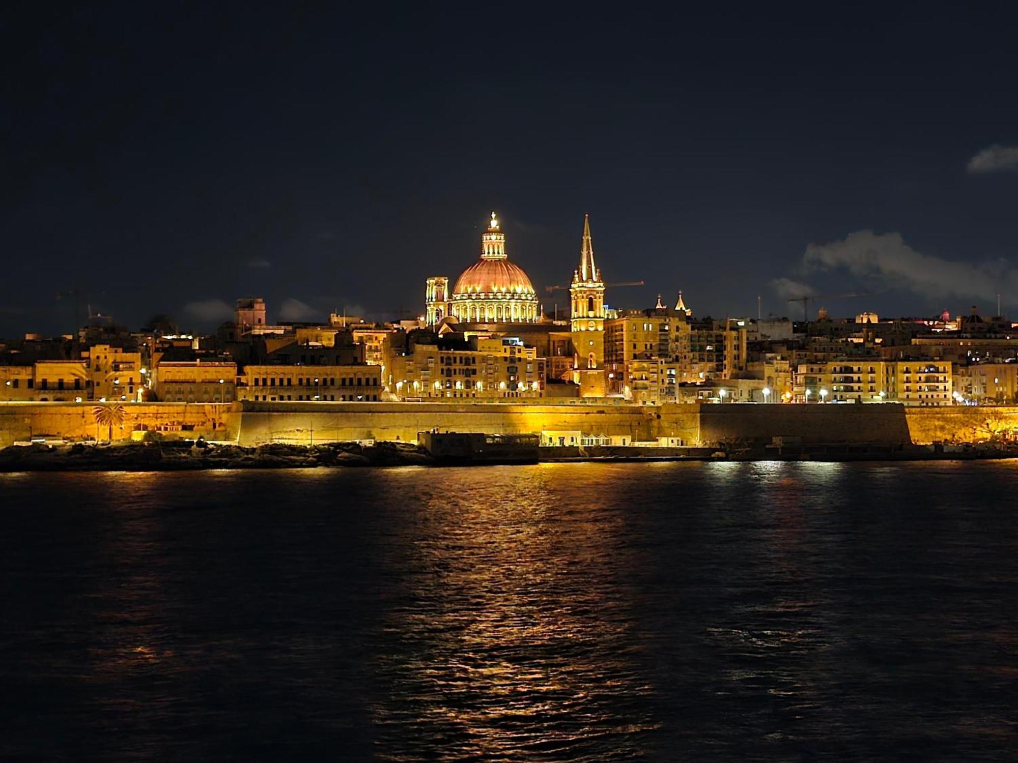 Unique Seafront Triplex Penthouse With Panoramic Bedroom & Rooftop Jacuzzi Overlooking Valletta Sliema Ngoại thất bức ảnh