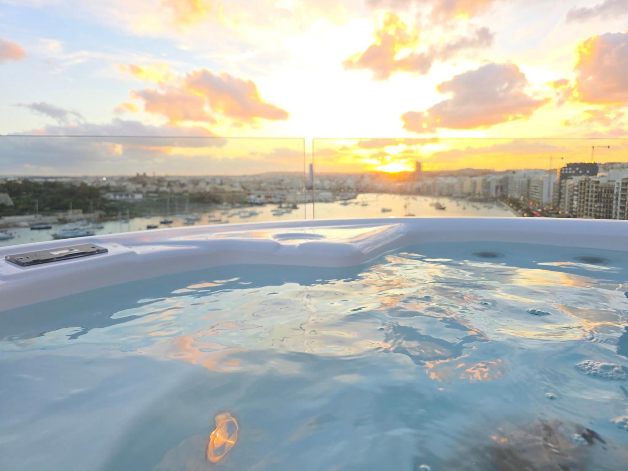 Unique Seafront Triplex Penthouse With Panoramic Bedroom & Rooftop Jacuzzi Overlooking Valletta Sliema Ngoại thất bức ảnh