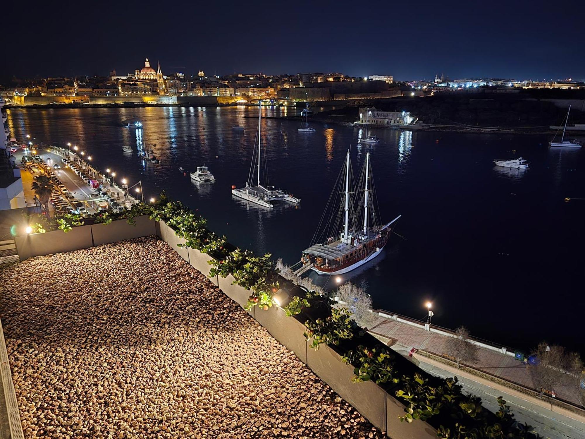 Unique Seafront Triplex Penthouse With Panoramic Bedroom & Rooftop Jacuzzi Overlooking Valletta Sliema Ngoại thất bức ảnh