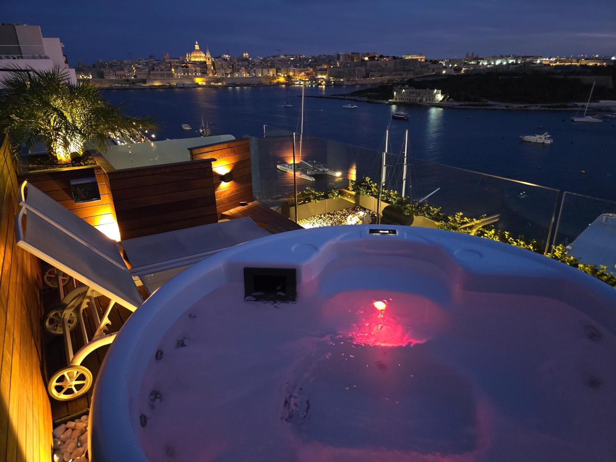 Unique Seafront Triplex Penthouse With Panoramic Bedroom & Rooftop Jacuzzi Overlooking Valletta Sliema Ngoại thất bức ảnh