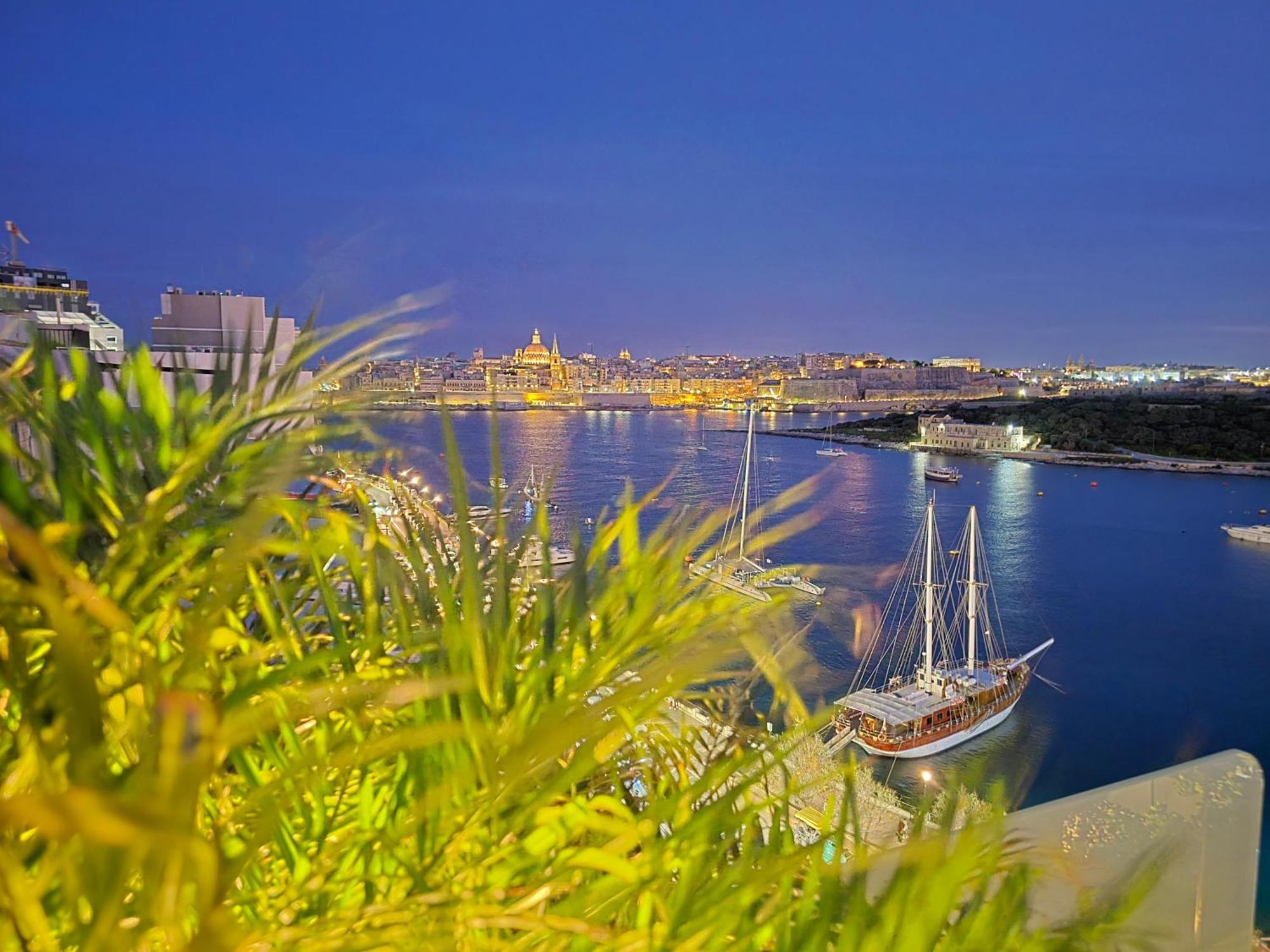 Unique Seafront Triplex Penthouse With Panoramic Bedroom & Rooftop Jacuzzi Overlooking Valletta Sliema Ngoại thất bức ảnh
