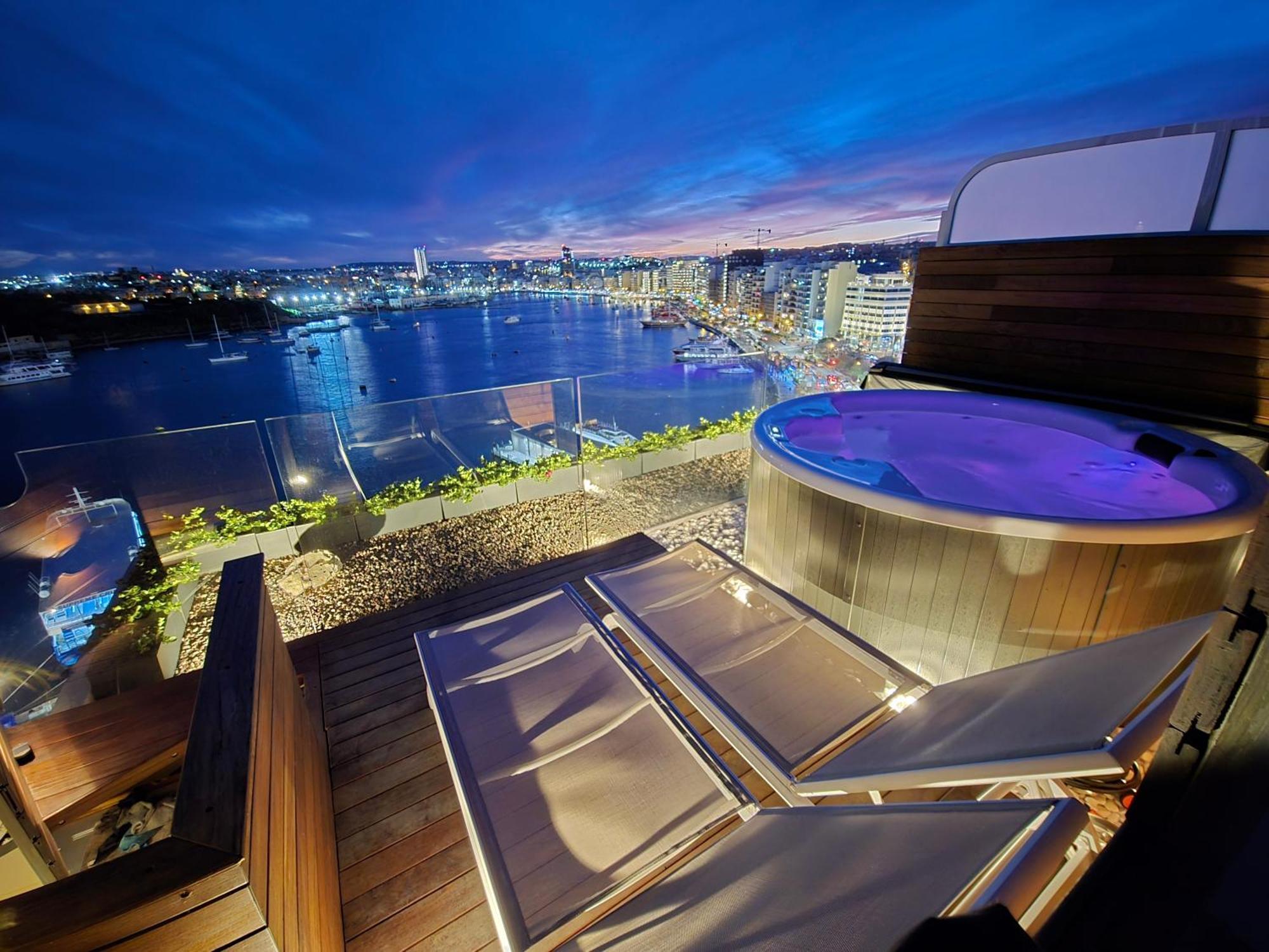 Unique Seafront Triplex Penthouse With Panoramic Bedroom & Rooftop Jacuzzi Overlooking Valletta Sliema Ngoại thất bức ảnh