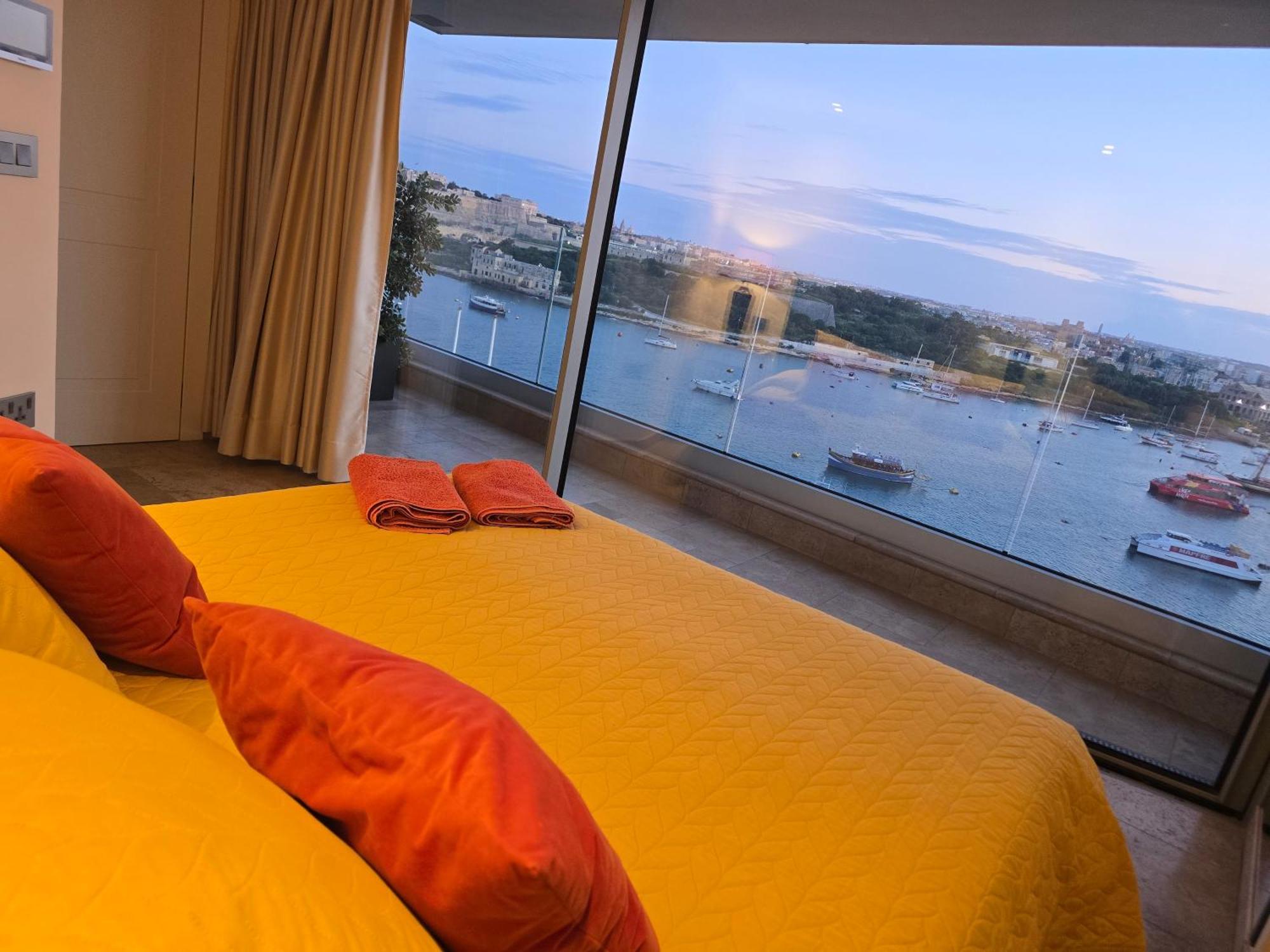 Unique Seafront Triplex Penthouse With Panoramic Bedroom & Rooftop Jacuzzi Overlooking Valletta Sliema Ngoại thất bức ảnh