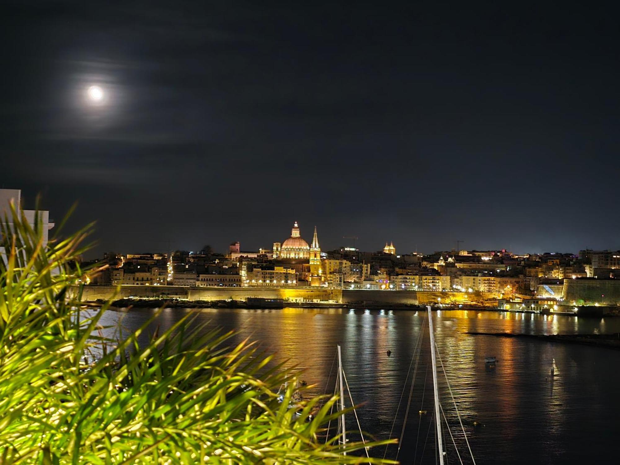 Unique Seafront Triplex Penthouse With Panoramic Bedroom & Rooftop Jacuzzi Overlooking Valletta Sliema Ngoại thất bức ảnh