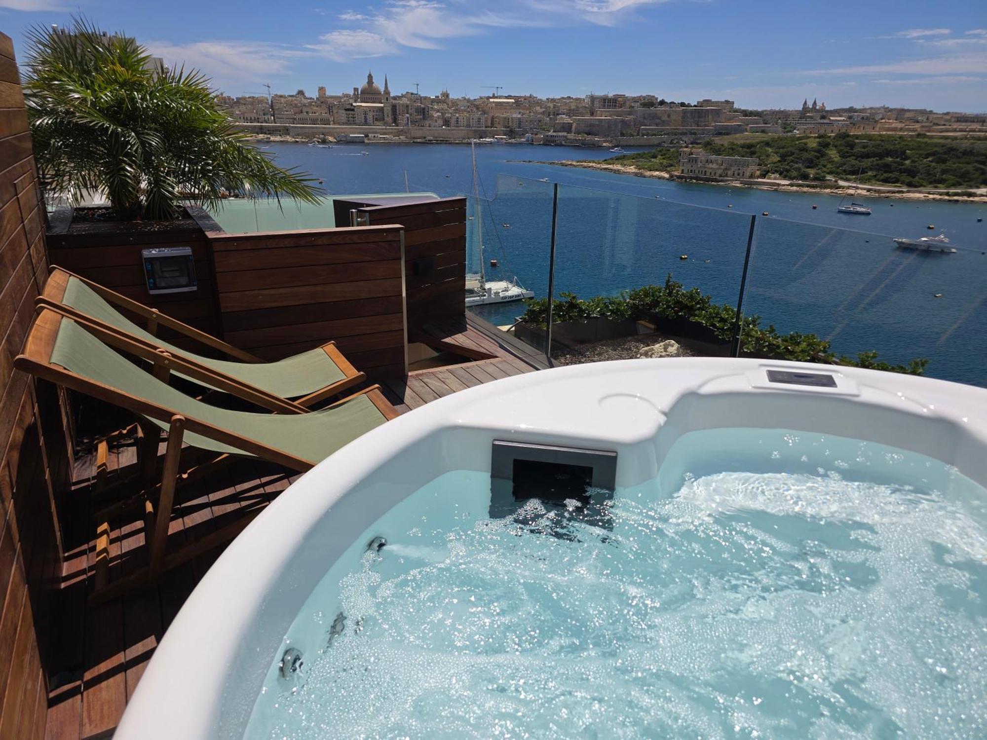 Unique Seafront Triplex Penthouse With Panoramic Bedroom & Rooftop Jacuzzi Overlooking Valletta Sliema Ngoại thất bức ảnh
