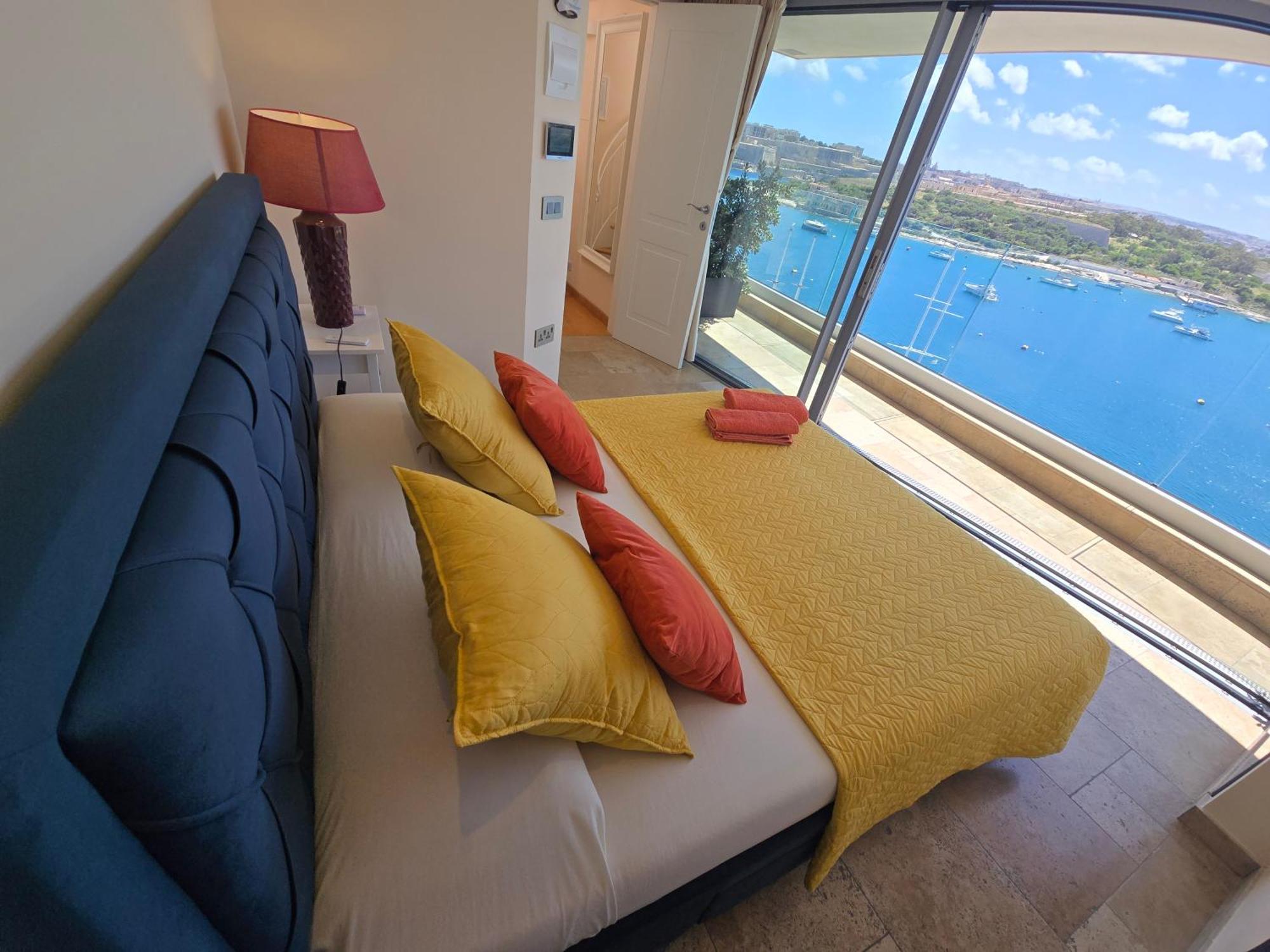 Unique Seafront Triplex Penthouse With Panoramic Bedroom & Rooftop Jacuzzi Overlooking Valletta Sliema Ngoại thất bức ảnh