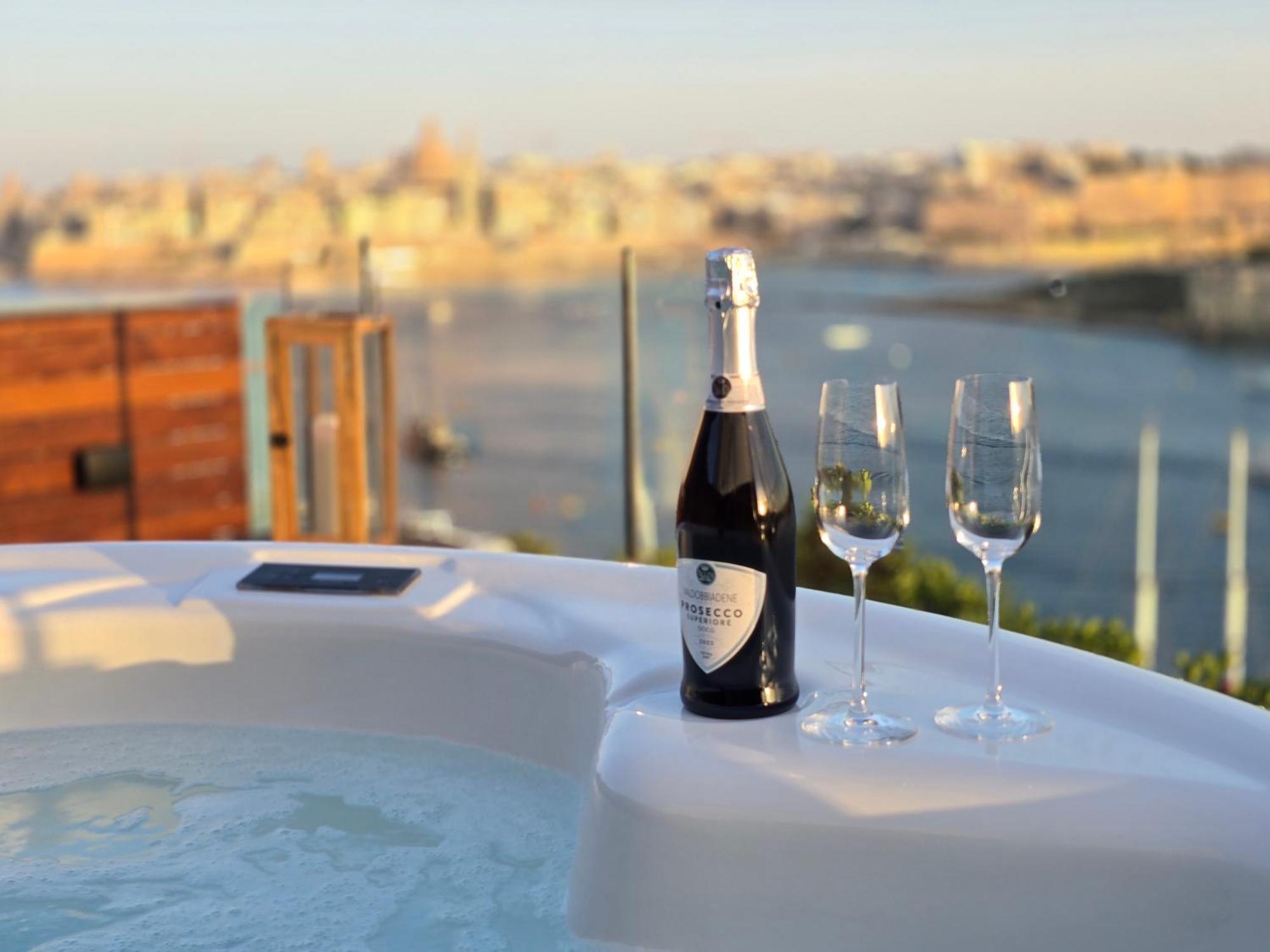 Unique Seafront Triplex Penthouse With Panoramic Bedroom & Rooftop Jacuzzi Overlooking Valletta Sliema Ngoại thất bức ảnh