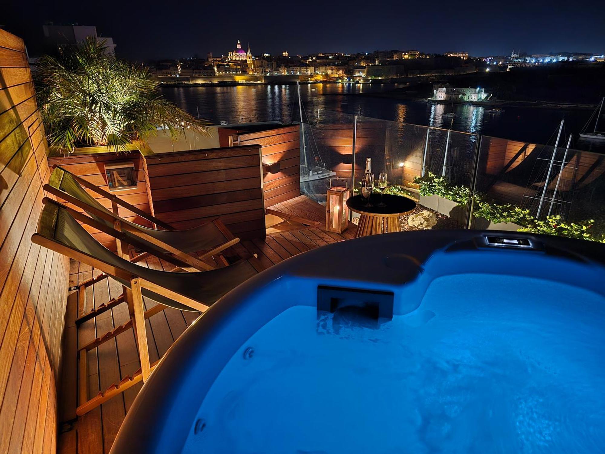 Unique Seafront Triplex Penthouse With Panoramic Bedroom & Rooftop Jacuzzi Overlooking Valletta Sliema Ngoại thất bức ảnh
