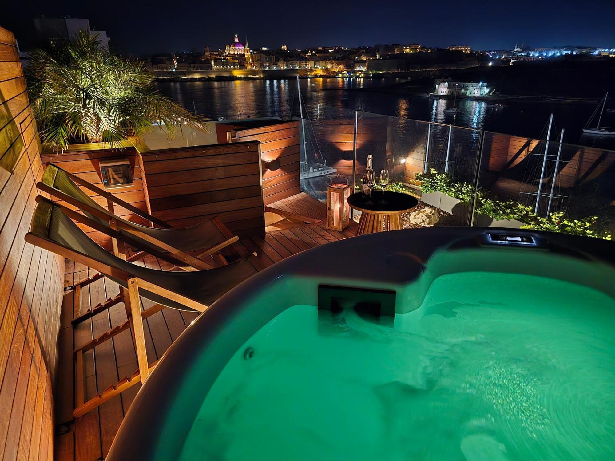 Unique Seafront Triplex Penthouse With Panoramic Bedroom & Rooftop Jacuzzi Overlooking Valletta Sliema Ngoại thất bức ảnh