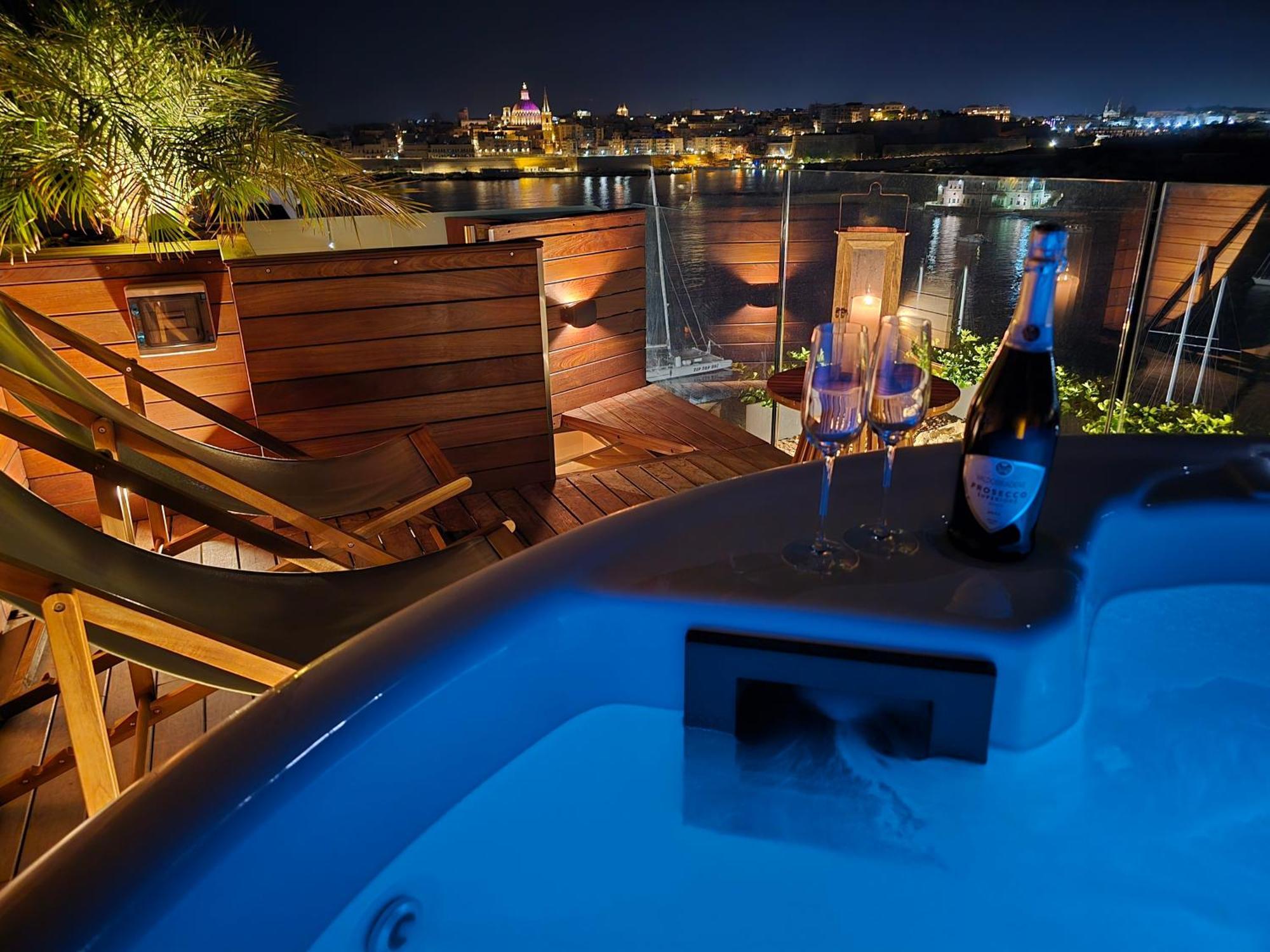 Unique Seafront Triplex Penthouse With Panoramic Bedroom & Rooftop Jacuzzi Overlooking Valletta Sliema Ngoại thất bức ảnh