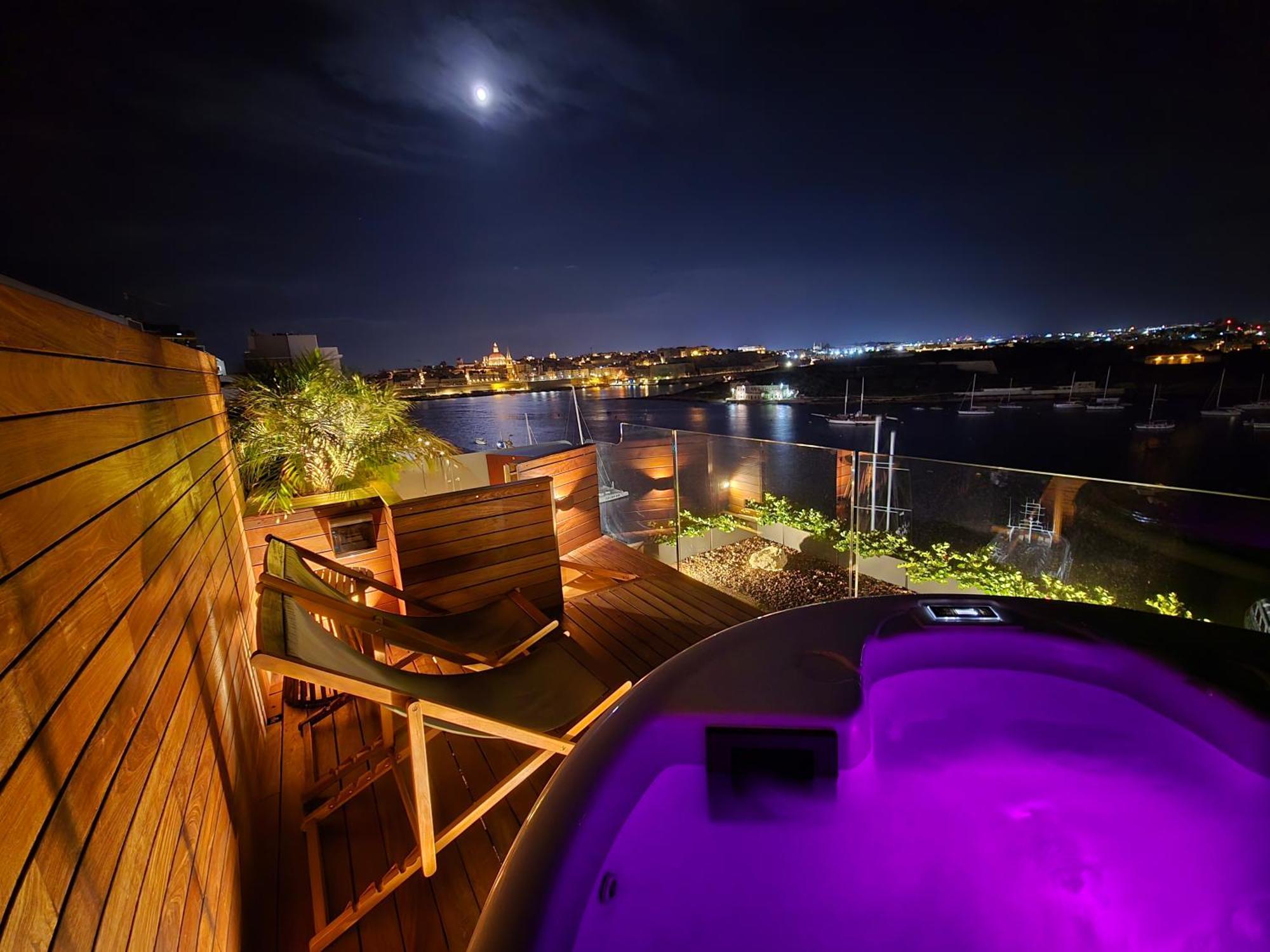 Unique Seafront Triplex Penthouse With Panoramic Bedroom & Rooftop Jacuzzi Overlooking Valletta Sliema Ngoại thất bức ảnh
