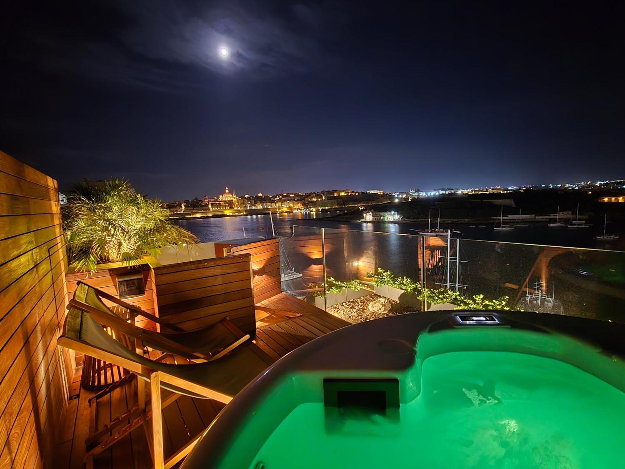 Unique Seafront Triplex Penthouse With Panoramic Bedroom & Rooftop Jacuzzi Overlooking Valletta Sliema Ngoại thất bức ảnh